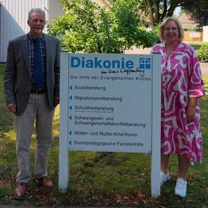 Diakoniepfarrer Holger Ossowski und Martina Fisser, Geschäftsführerin der Diakonie im Oldenburger Münsterland laden gemeinsam zum Diakoniegottesdienst ein. Foto: Diakonie im Oldenburger Münsterland