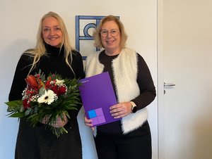 Geschäftsführerin Frau Martina Fisser (li.) gratuliert Maren Laues zum Dienstjubiläum.